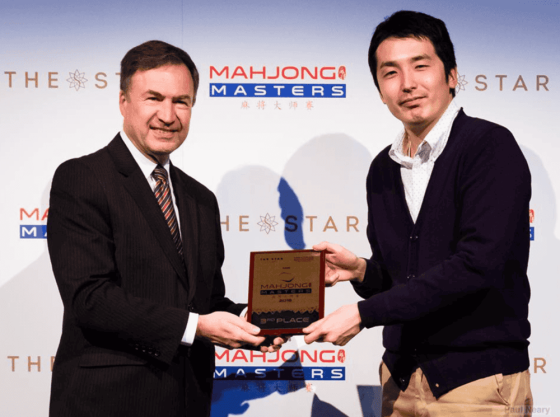 L – R: Hugh Fraser, General Manager of Gaming Operations at The Star Sydney with Soichiro Suzuki who came in 3rd place winning $10,000.