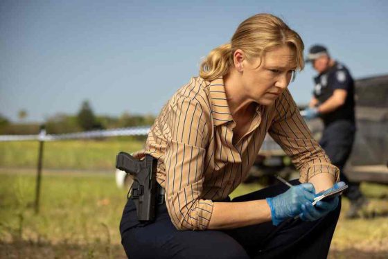 QUEENSLANDERS ANNA TORV AND DIRECTOR EMMA FREEMAN FILMING ABC CRIME DRAMA DUSTFALL